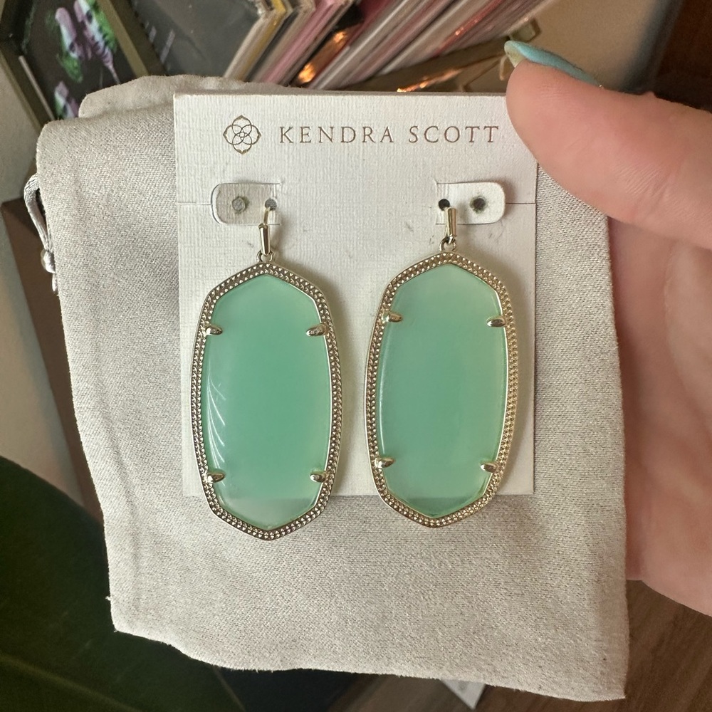 Kendra Scott Danielle statement earring in Chalcedony glass and gold.